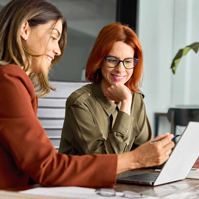 make-a-good-hire-img Two women working well together at a laptop. This new hire found job fit and manager fit and is thriving in her new role